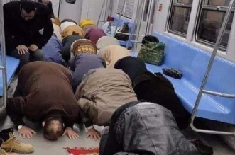 صلاة الجماعة في المترو